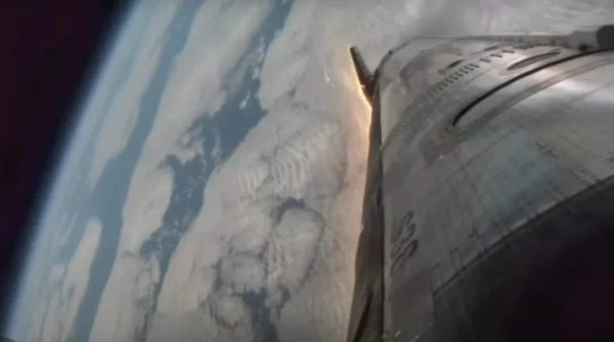 Vista de una nave espacial durante el vuelo, con la Tierra al fondo