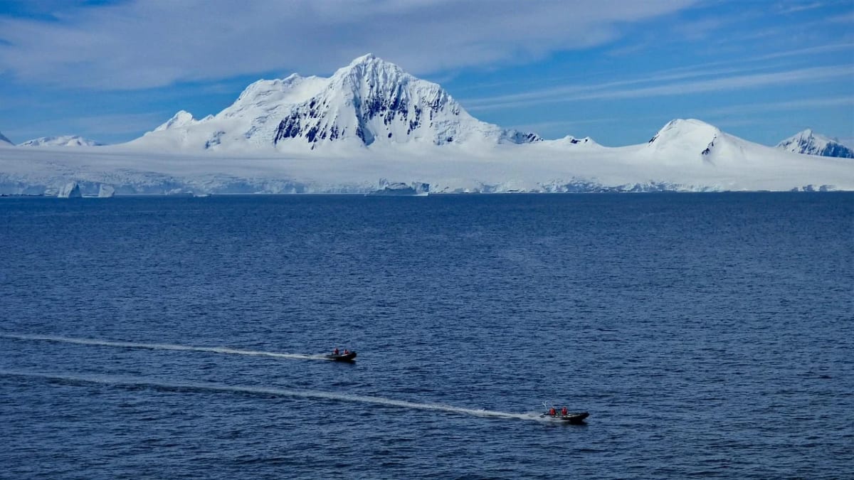 Costa de la Antártida con montañas cubiertas de hielo