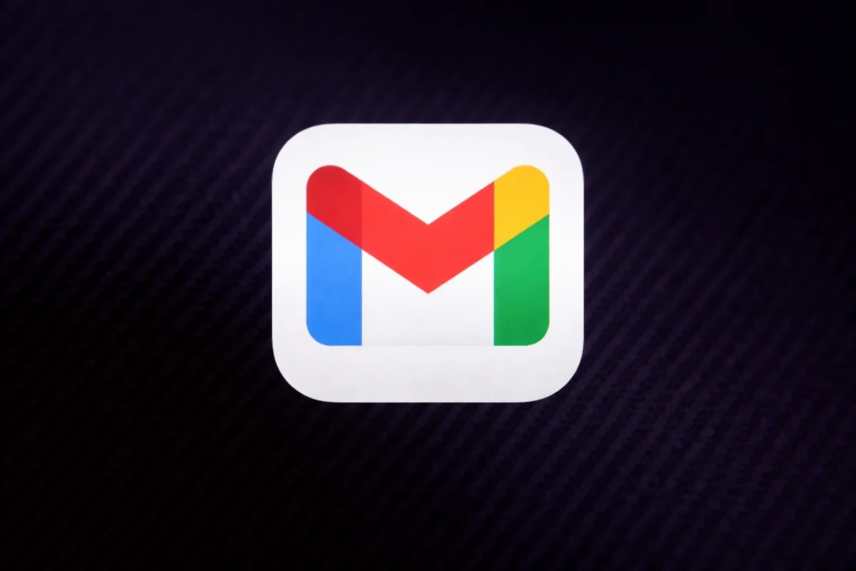 Icono de Gmail centrado sobre fondo oscuro