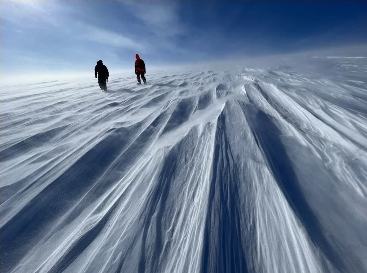Miembros del equipo de GreenDrill trabajando en Prudhoe Dome, en el manto glaciar de Groenlandia