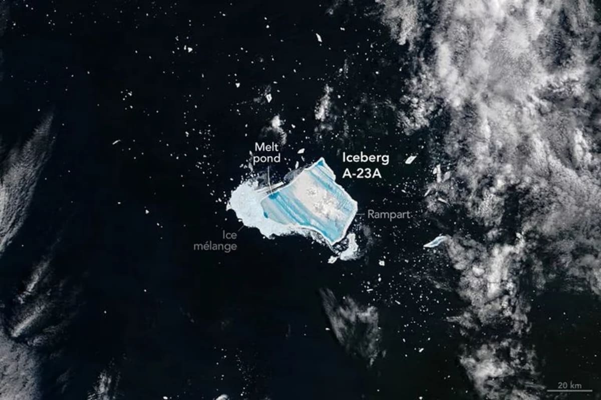 Vista satelital del iceberg A-23A con zonas azules de agua de deshielo en su superficie
