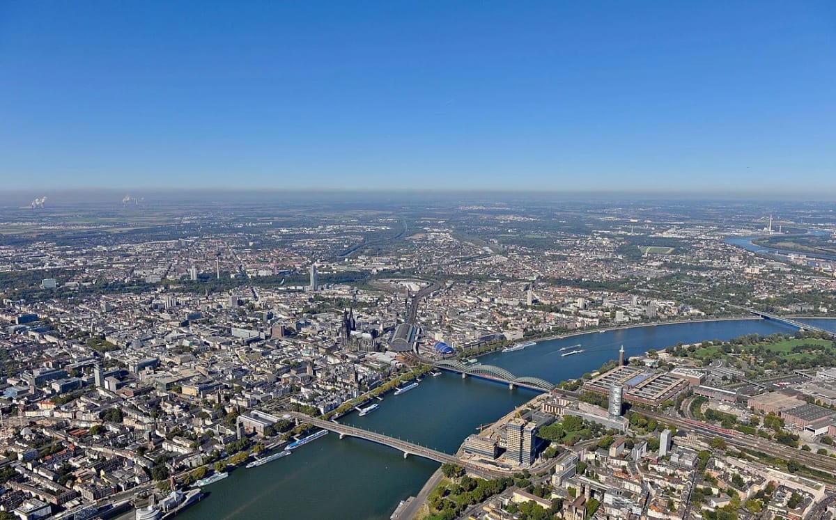 Vista aérea de Colonia atravesada por el río Rin