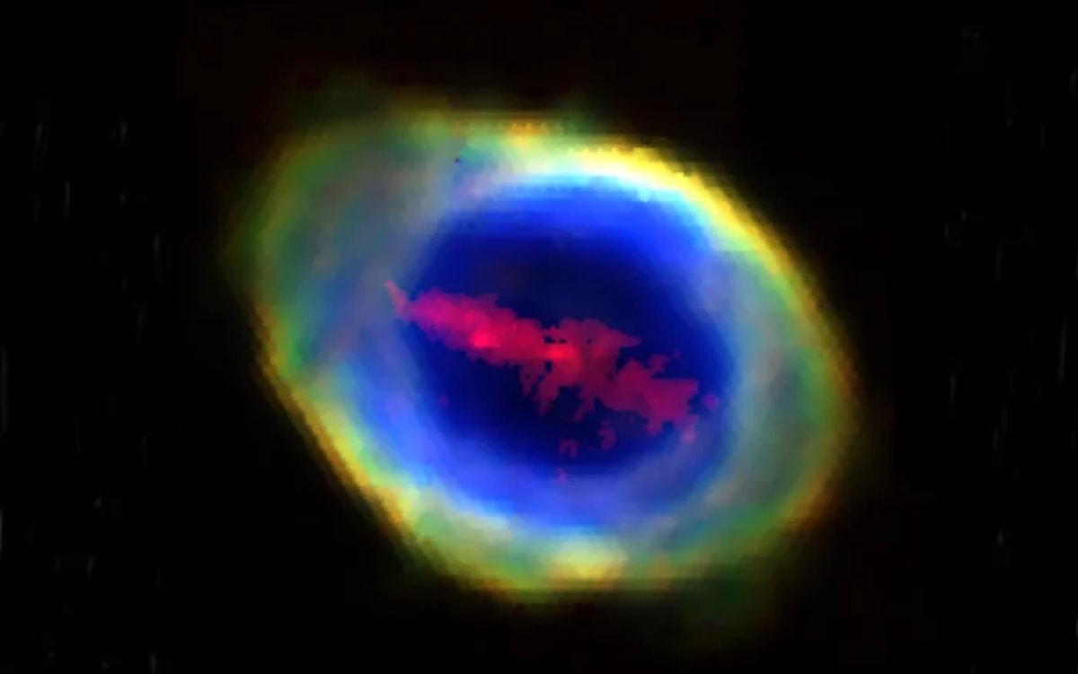 Imagen compuesta en color de la Nebulosa del Anillo con estructura circular