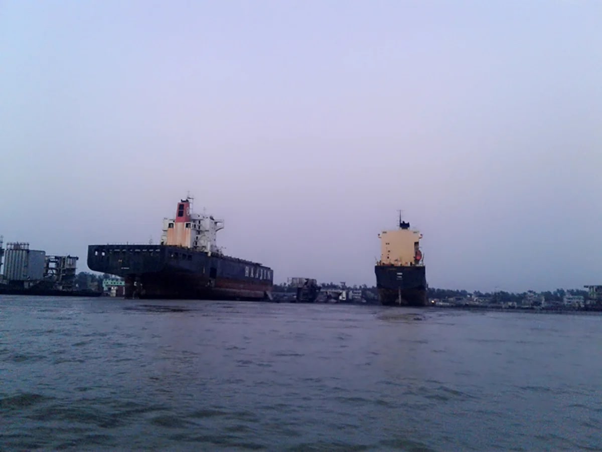 Buque mercante navegando por la Bahía de Bengala