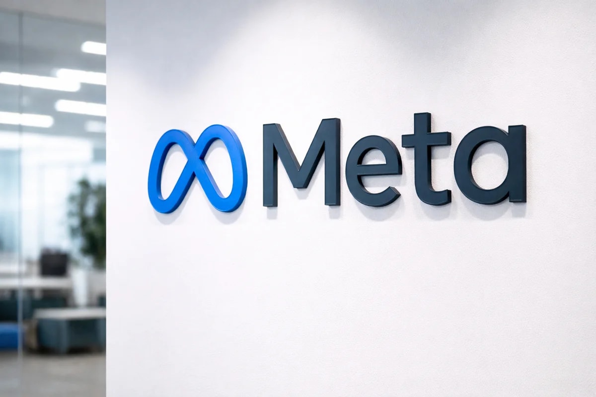 Logo de Meta en pared blanca de oficina corporativa