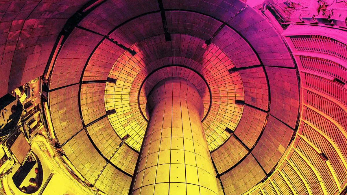 Interior del reactor experimental de fusión NSTX-U con estructura circular metálica