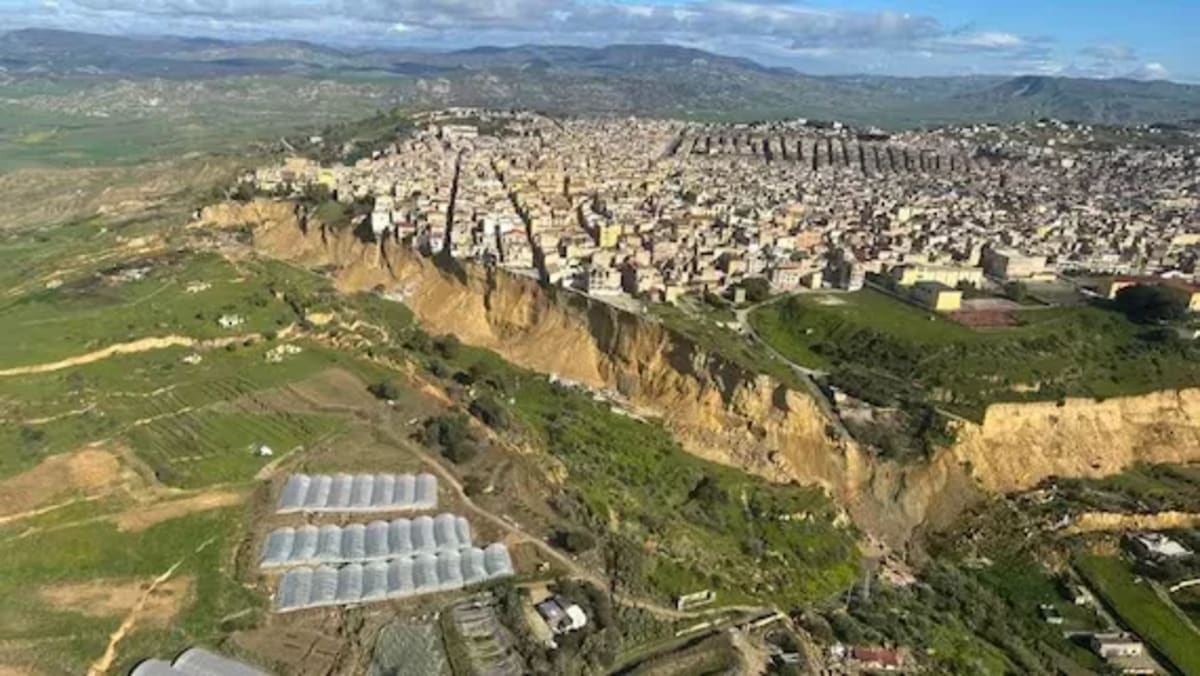 Vista aérea del municipio de Niscemi con amplias cicatrices de erosión en la ladera