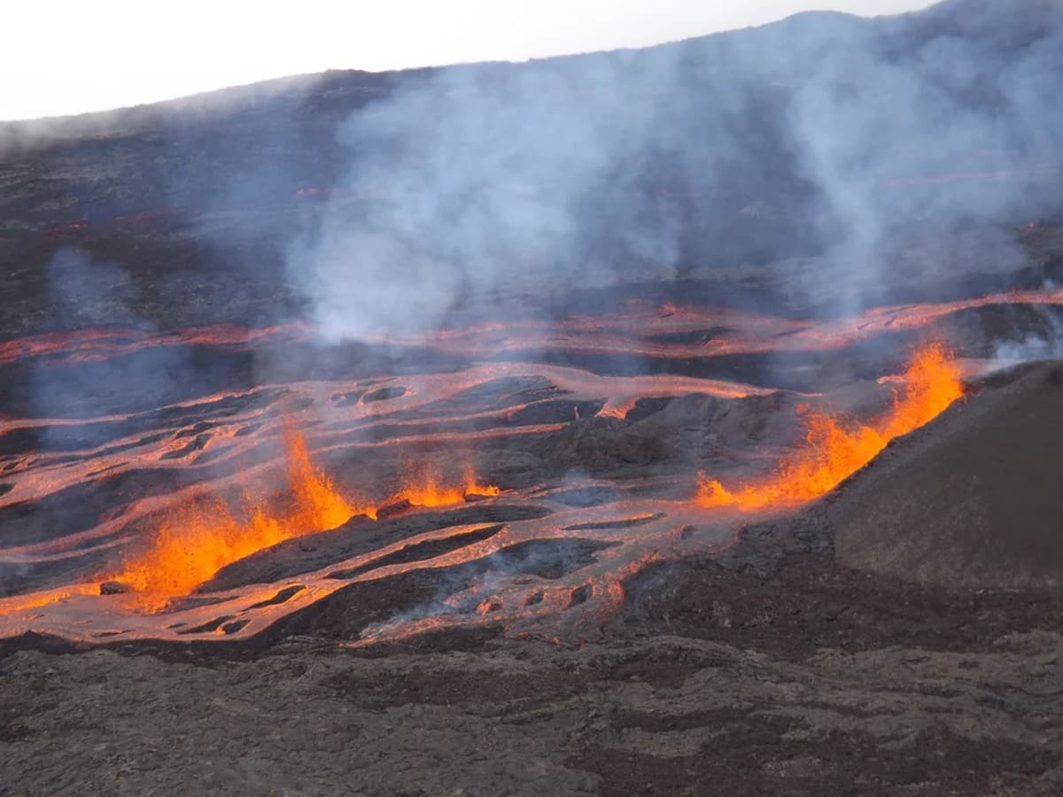 Erupción volcánica con coladas de lava en el Piton de la Fournaise