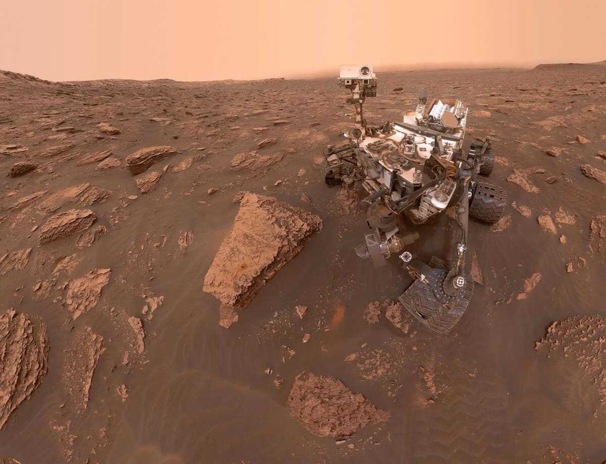 Autorretrato del rover Curiosity durante una tormenta de polvo en el cráter Gale de Marte