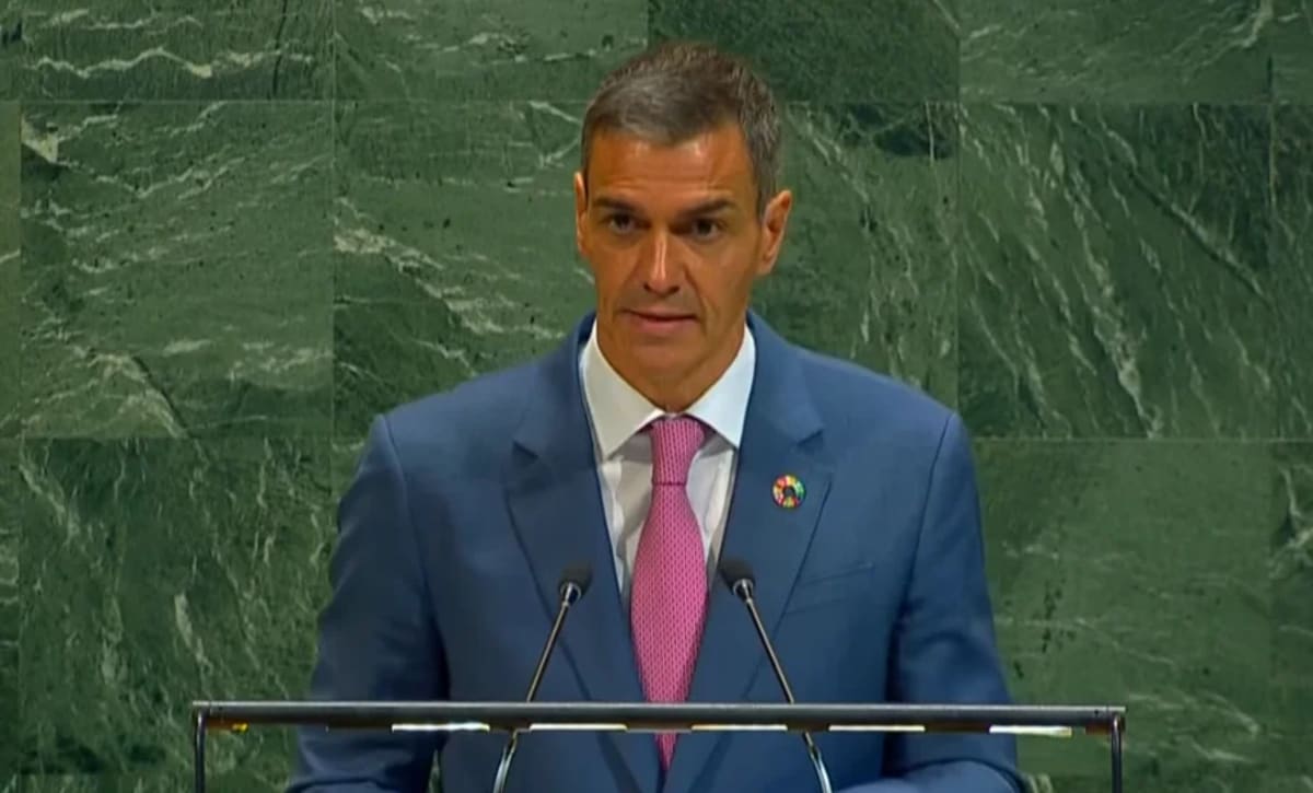 Pedro Sánchez hablando desde el podio de la Asamblea General de Naciones Unidas
