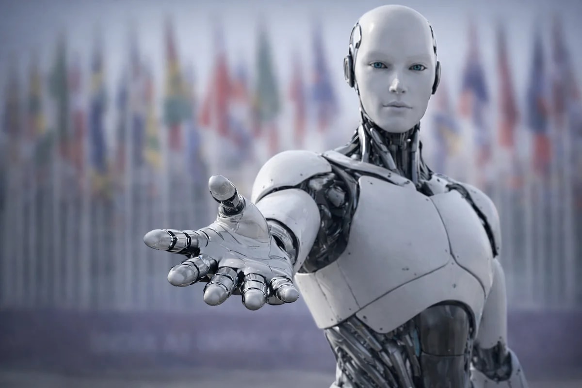 Robot humanoide en primer plano con banderas desenfocadas en la cumbre de IA en Nueva Delhi.