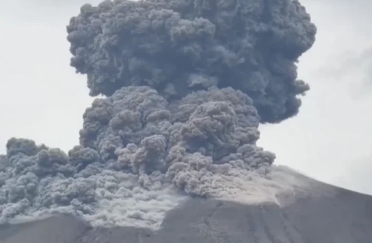 Columna de ceniza durante la erupción explosiva del volcán Kanlaon en Filipinas