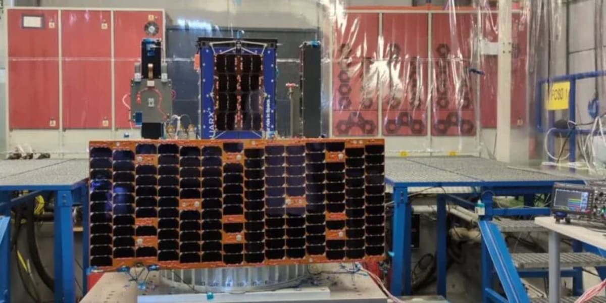 Vehículo espacial Ossie de Uarx Space diseñado para mover satélites en órbita