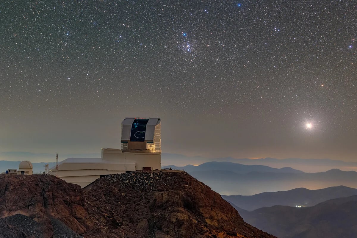 Observatorio Vera C. Rubin en la cima de una montaña en Chile durante operaciones nocturnas