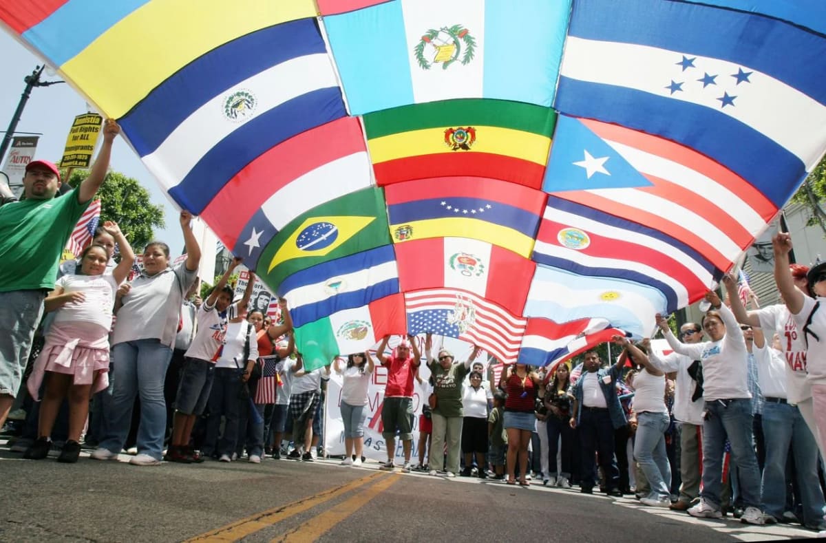 Manifestación con banderas de países latinoamericanos en una marcha pública