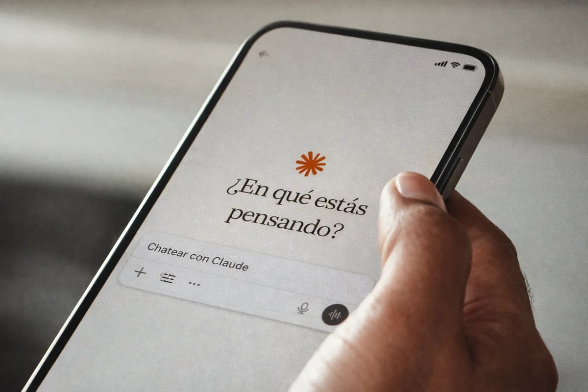 Aplicación de Claude de Anthropic abierta en un teléfono móvil