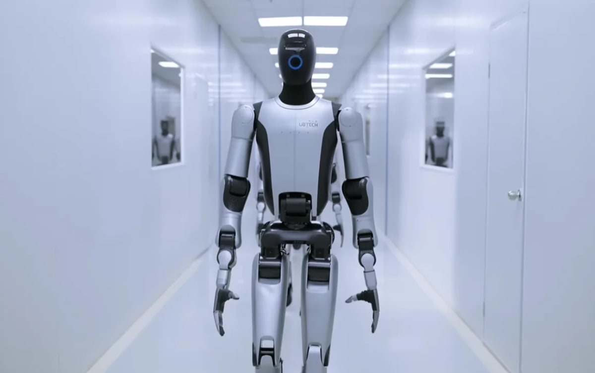 Robot humanoide de UBTECH caminando en un pasillo tecnológico