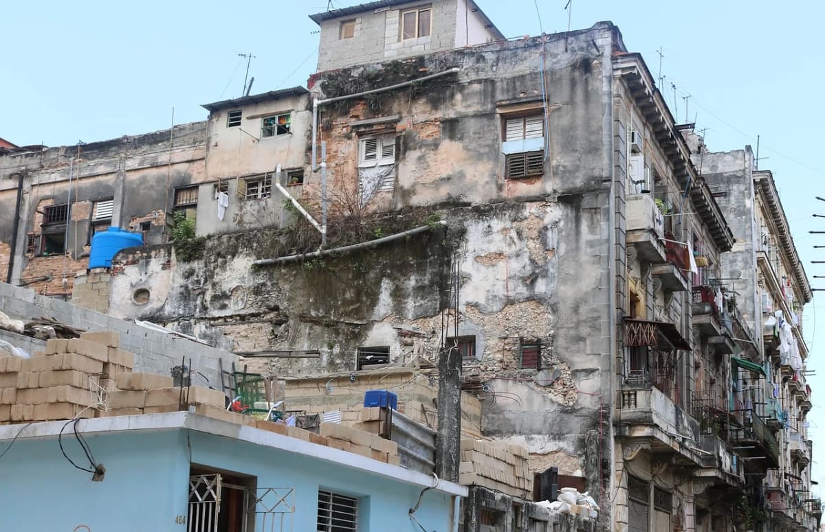Edificio residencial deteriorado en La Habana, Cuba