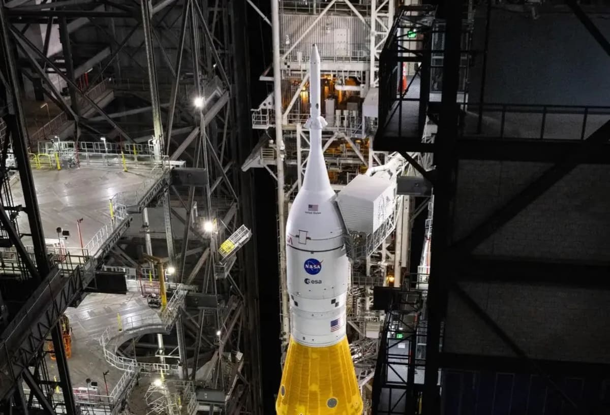 Transportador de orugas de la NASA moviendo el cohete Artemis II SLS con la nave Orion