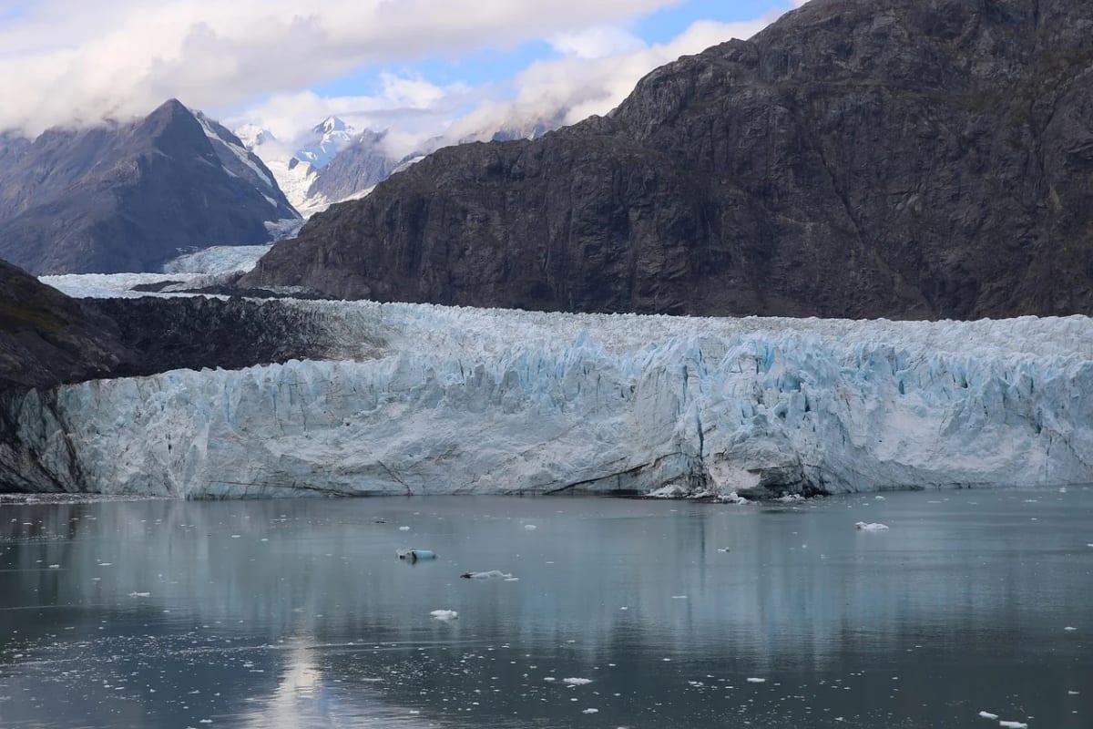 Glaciar descendiendo hacia un lago rodeado de montañas