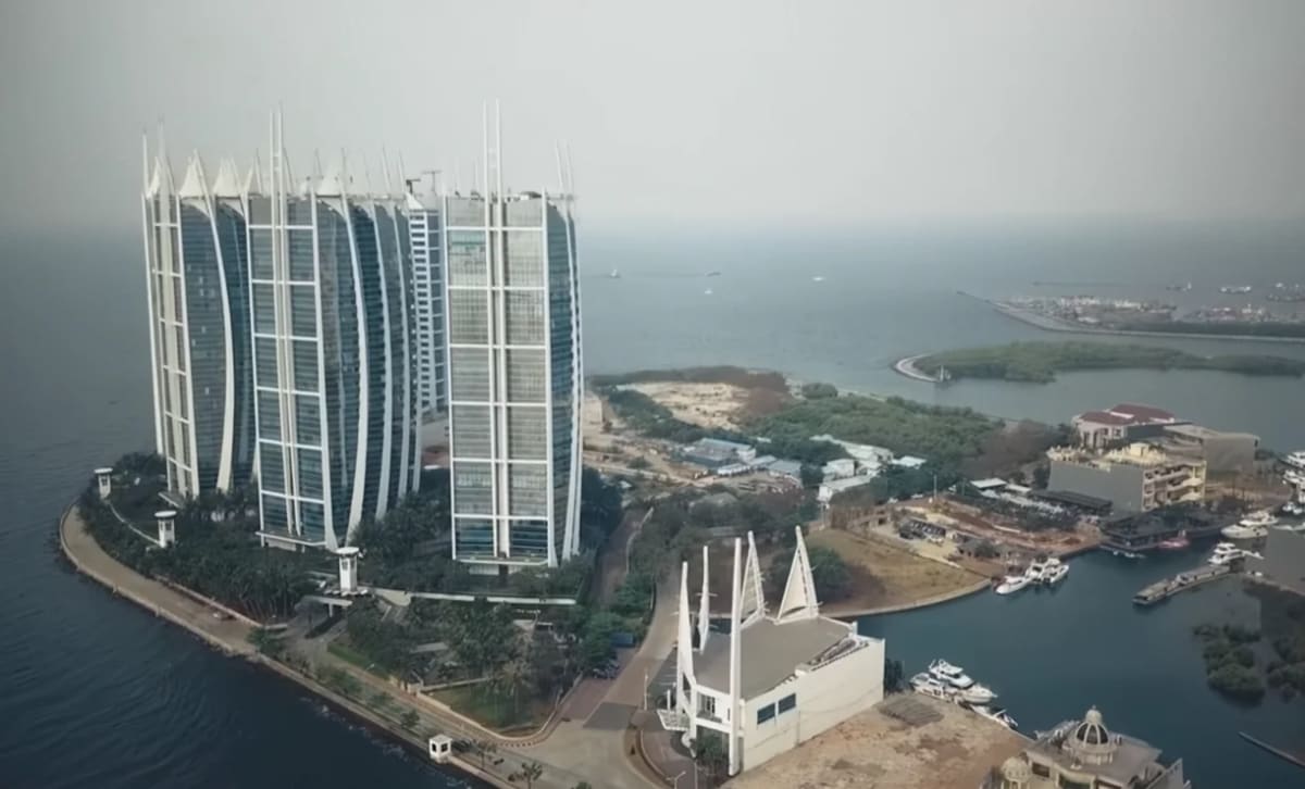 Yakarta vista aérea con costa y edificios junto al mar