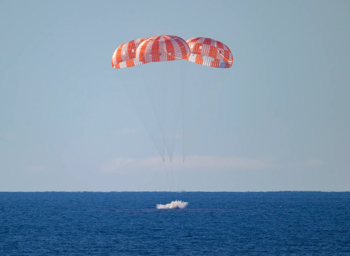 Cápsula Orion amerizando en el océano Pacífico tras la misión Artemis II