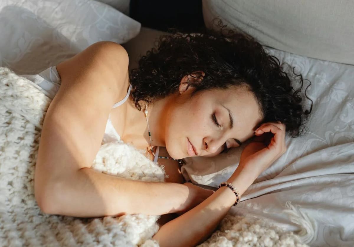 Mujer durmiendo en la cama
