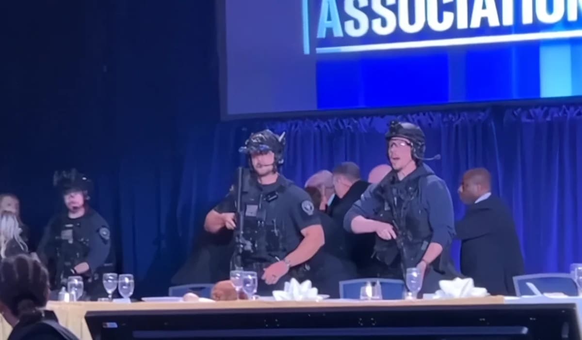 Agentes de seguridad armados durante el incidente en evento en Washington