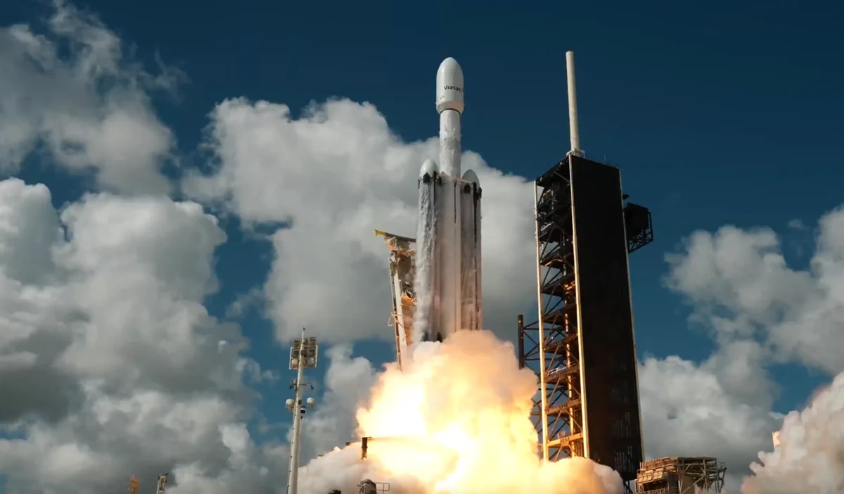 Lanzamiento del Falcon Heavy de SpaceX con la misión ViaSat-3 F3