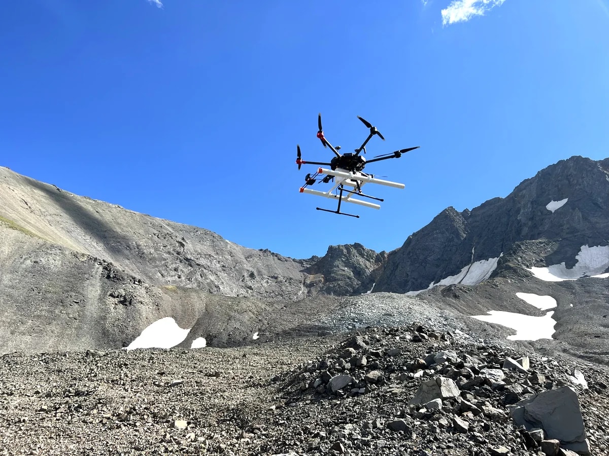 Dron con radar de penetración terrestre despegando sobre el glaciar Galena Creek Rock en Wyoming