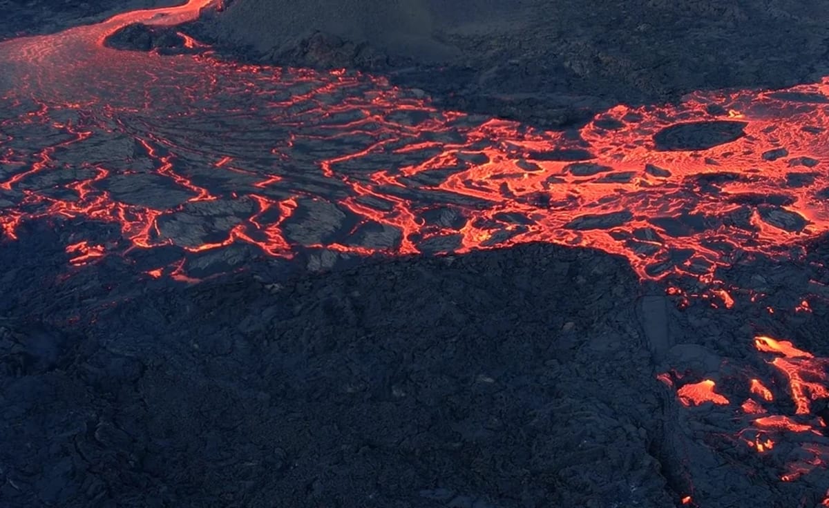 Campo de lava activa sobre roca volcánica