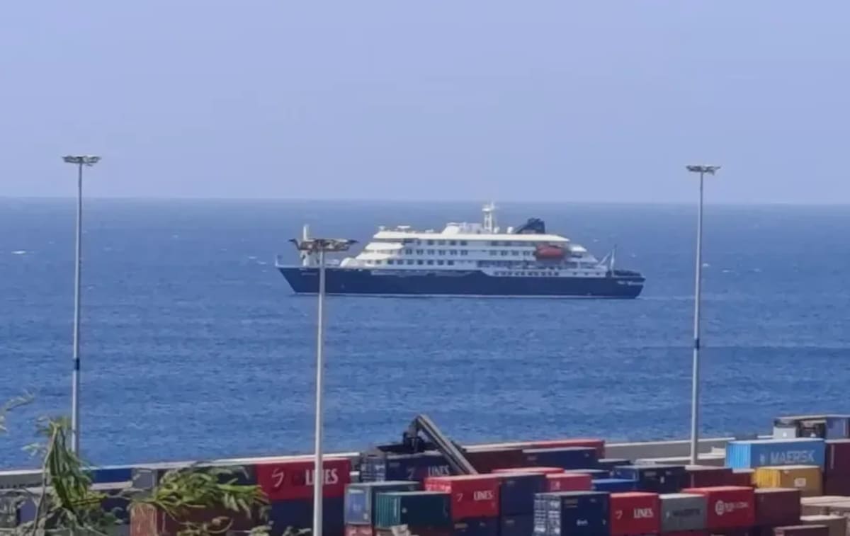 Crucero MV Hondius frente a zona portuaria durante seguimiento sanitario