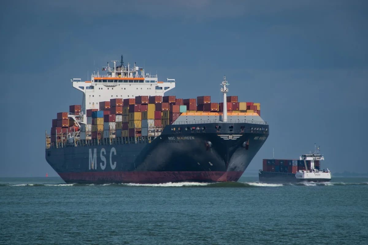Buque portacontenedores navegando en mar abierto con carga apilada.