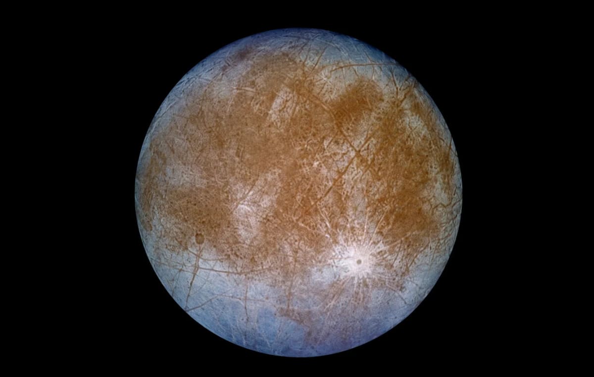 Europa, luna helada de Júpiter sobre fondo espacial negro