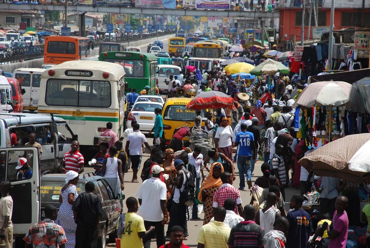 Calle concurrida y tráfico urbano en una ciudad africana