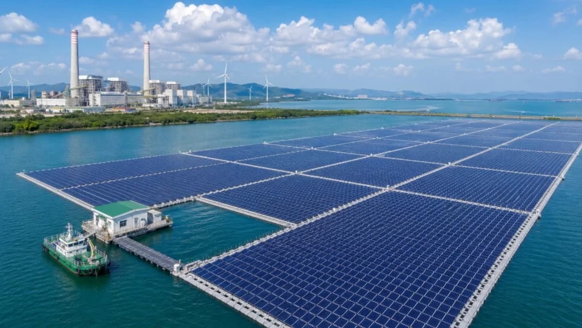 Plataforma solar flotante marina en aguas costeras
