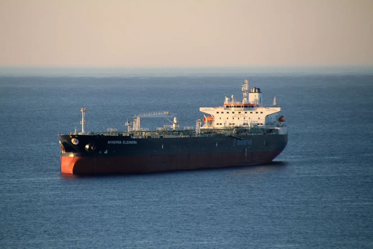 Petrolero navegando en aguas abiertas