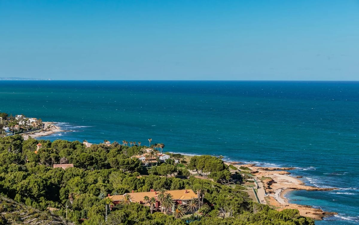 Vista de la costa mediterránea en Dénia, España