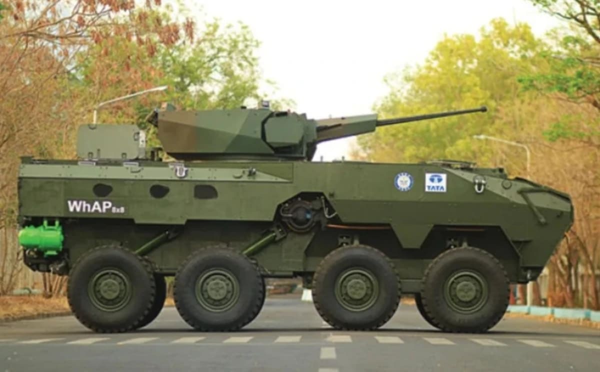 Vehículo blindado 8x8 WHAP durante una demostración militar.