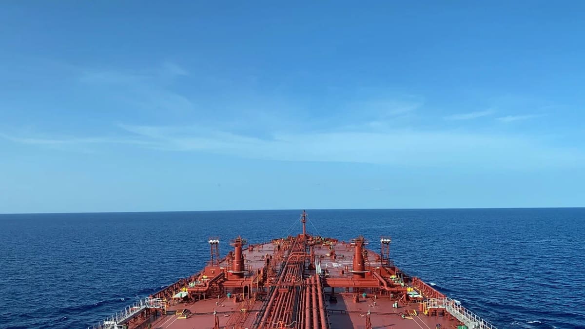 Petrolero navegando en mar abierto para el transporte de crudo.