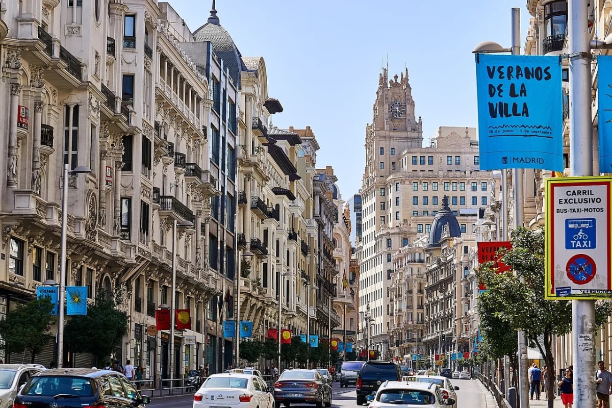 Gran Vía de Madrid con tráfico y edificios históricos
