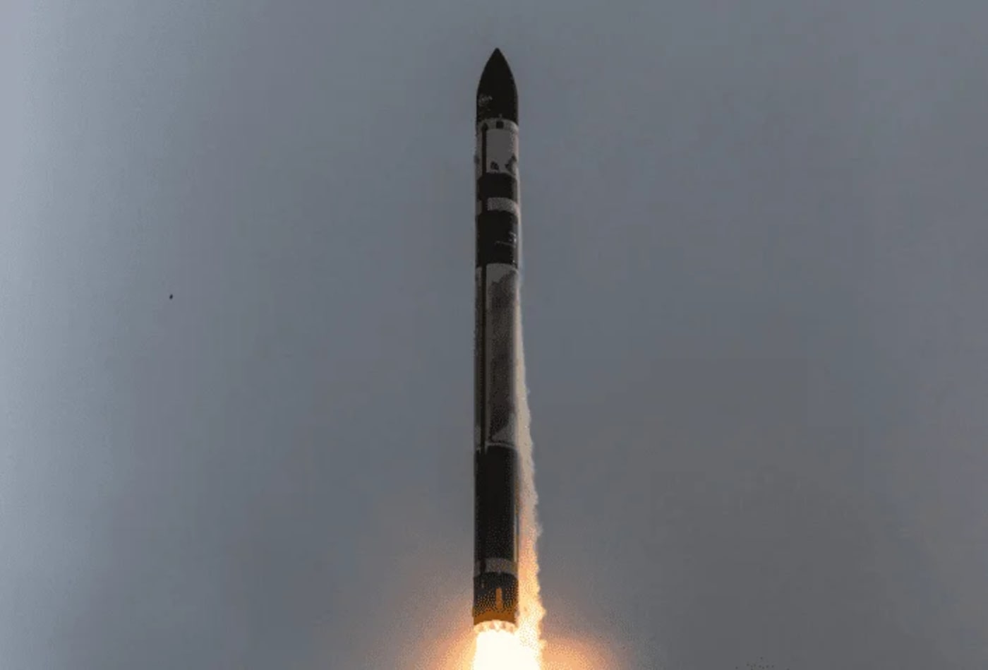 Lanzamiento de un cohete de la NASA despegando hacia el cielo, con fuego y humo saliendo de la base del motor.