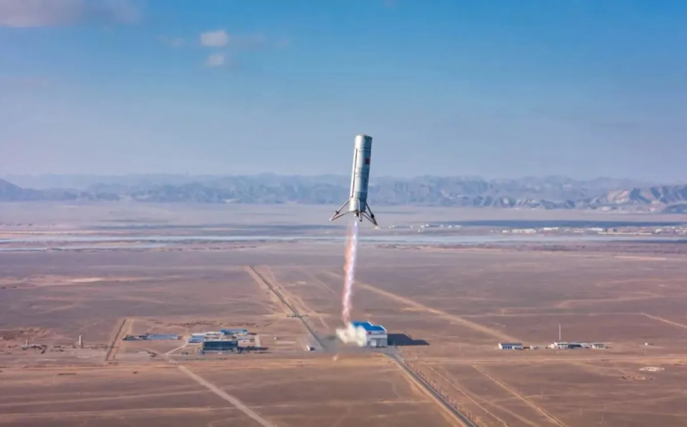 Un cohete Zhuque-3 durante una prueba de despegue vertical en China.