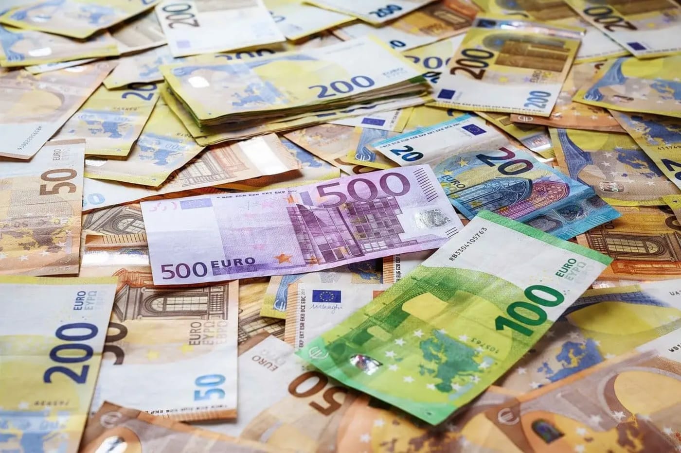 Billetes de euro en varias denominaciones representando la economía europea.