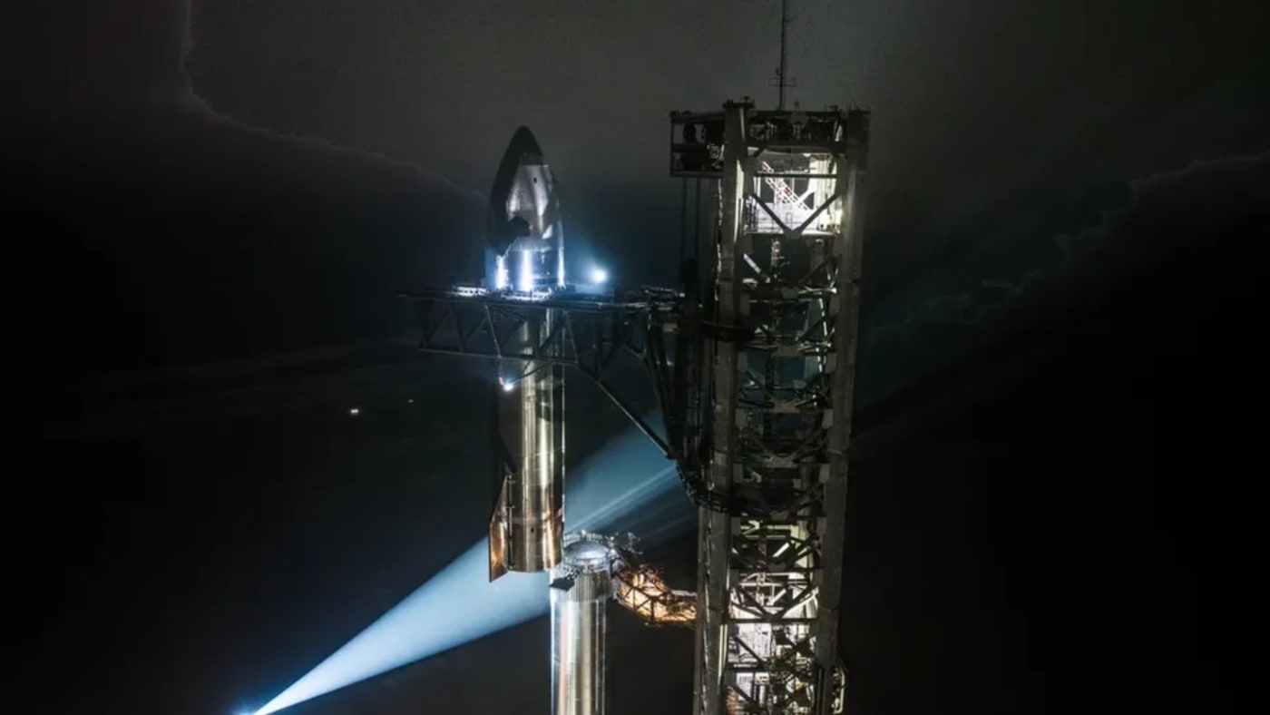 Starship lista sobre el cohete Super Heavy en Starbase, Texas, para su lanzamiento el 13 de enero de 2025.
