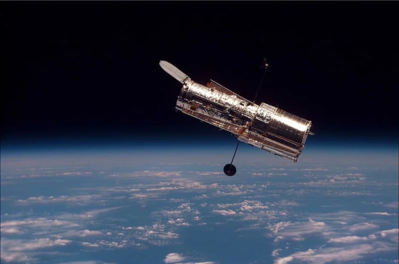 Telescopio espacial Hubble en órbita alrededor de la Tierra.
