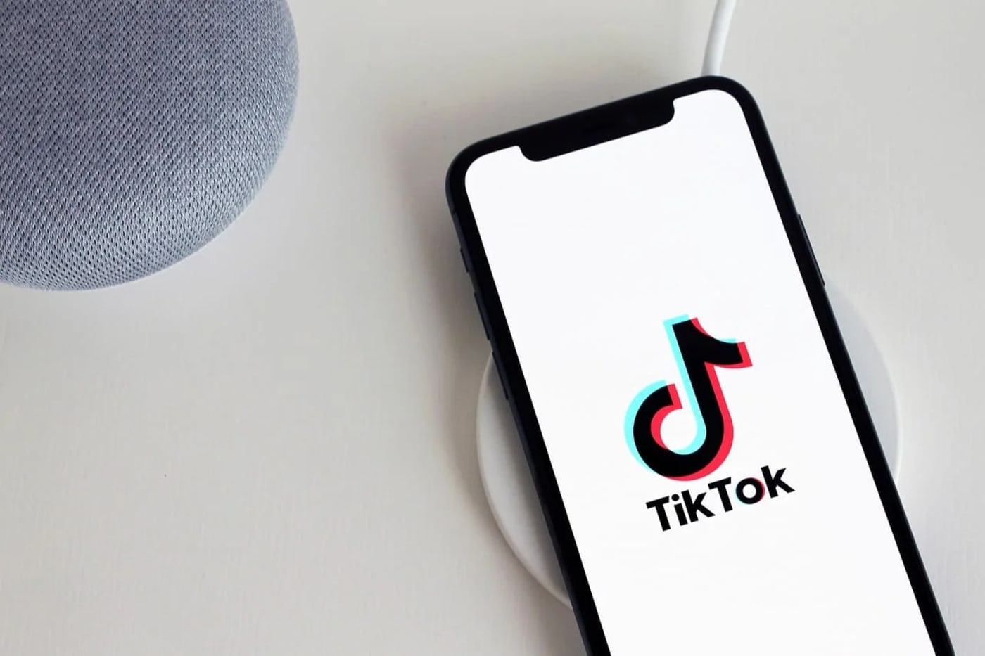 TikTok en un dispositivo móvil con el logo visible en la pantalla.