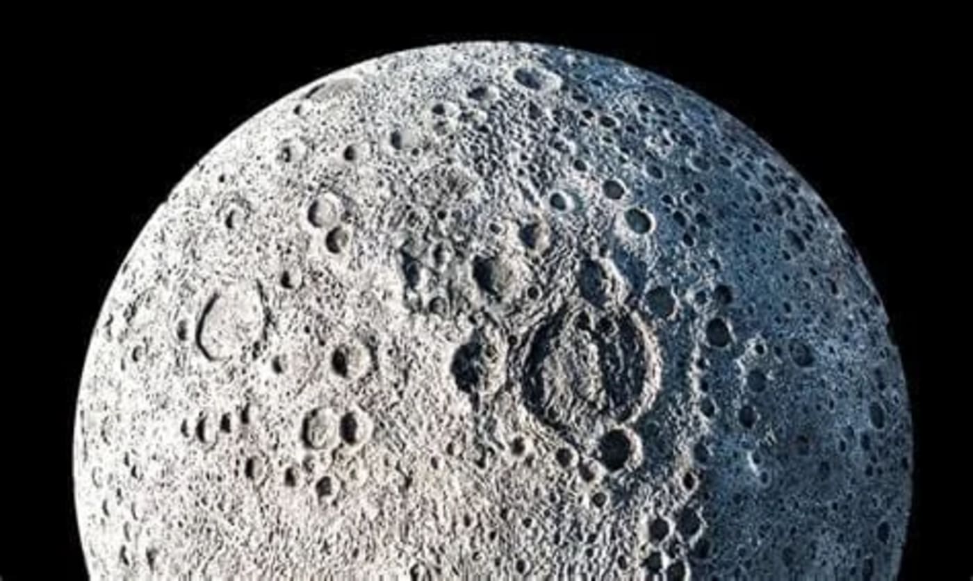 Una imagen de la cara oculta de la Luna capturada por una sonda espacial.