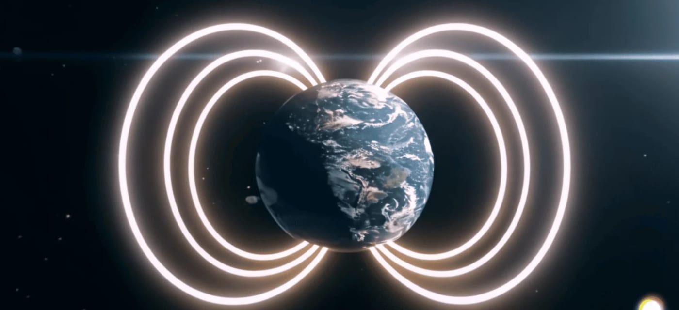 Representación gráfica del campo magnético terrestre alrededor del planeta Tierra en el espacio.