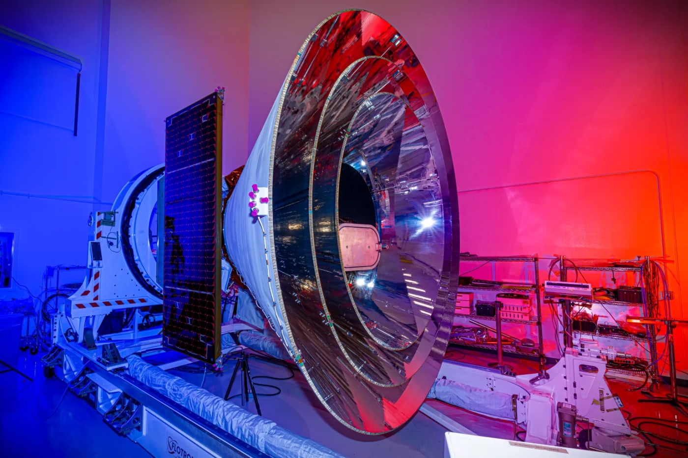 Representación del telescopio SPHEREx en el espacio listo para explorar el universo en el espectro infrarrojo.